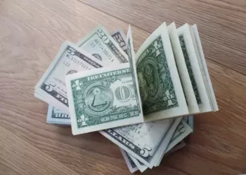 Доллар подешевел на 4,51 копейки, евро — на 16,3 копейки с 1 апреля