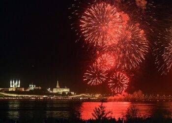 Салют, аттракционы и концерты: полная программа Дня России в Казани